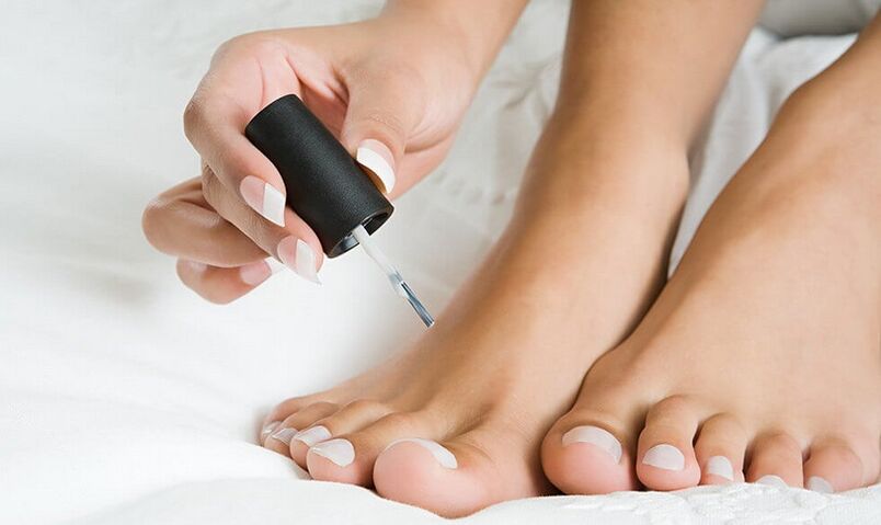 applying nail polish to treat toenail fungus
